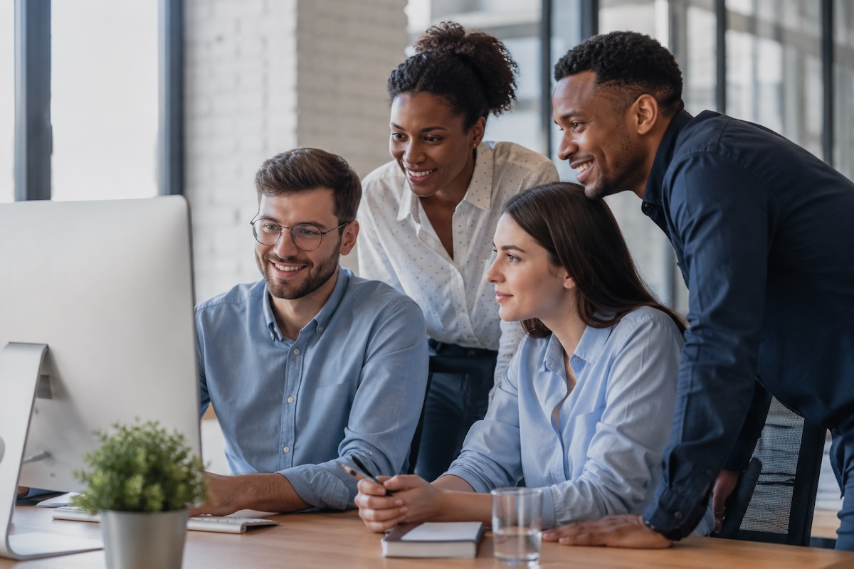 Équipe web collaborative travaillant sur un projet digital